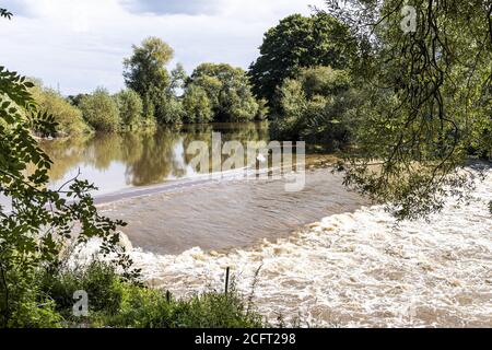 Das Wehr am Fluss Severn bei Upper Parting in der Nähe des Dorfes Maisemore in Severn Vale, Gloucestershire, Großbritannien Stockfoto