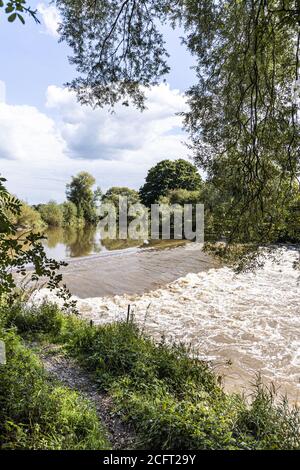 Das Wehr am Fluss Severn bei Upper Parting in der Nähe des Dorfes Maisemore in Severn Vale, Gloucestershire, Großbritannien Stockfoto