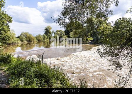 Das Wehr am Fluss Severn bei Upper Parting in der Nähe des Dorfes Maisemore in Severn Vale, Gloucestershire, Großbritannien Stockfoto