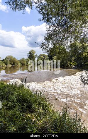 Das Wehr am Fluss Severn bei Upper Parting in der Nähe des Dorfes Maisemore in Severn Vale, Gloucestershire, Großbritannien Stockfoto