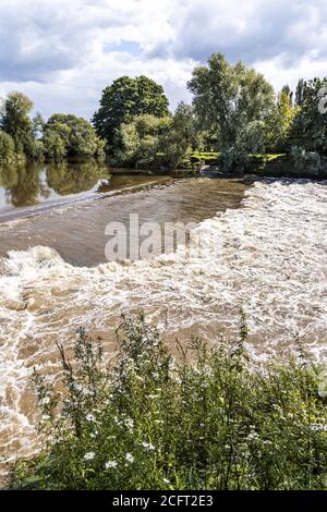 Das Wehr am Fluss Severn bei Upper Parting in der Nähe des Dorfes Maisemore in Severn Vale, Gloucestershire, Großbritannien Stockfoto