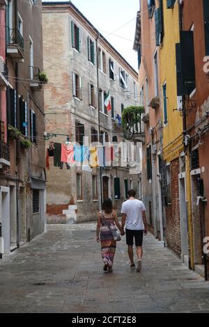 Atmosphäre rund um das 77. Internationale Filmfestival von Venedig am Montag, 7. September 2020 in Giardini della Biennale, Venedig. Ein Paar geht Hand in Hand durch die Straßen. Bild von Julie Edwards. Stockfoto