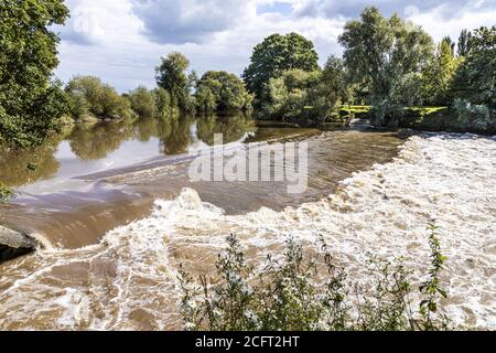 Das Wehr am Fluss Severn bei Upper Parting in der Nähe des Dorfes Maisemore in Severn Vale, Gloucestershire, Großbritannien Stockfoto