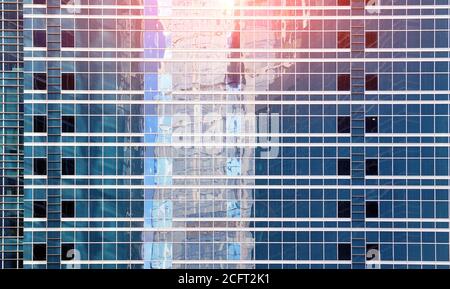 Glas quadratische blaue Fenster eines modernen Wolkenkratzers der Stadt. Moderne Apartmentgebäude in einem neuen Gebiet. Fenster bauen, Textur. Stockfoto