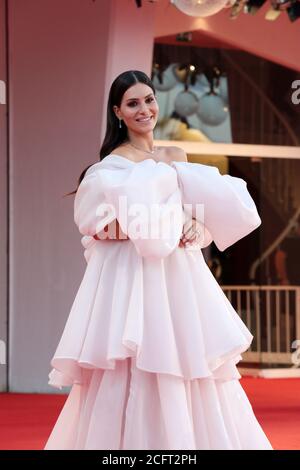 Venedig, Italien. September 2020. Ludovica Valli geht auf dem roten Teppich vor dem Film "die Welt kommt" beim 77. Filmfestival in Venedig am 06. September 2020 in Venedig, Italien. Quelle: Annalisa Flori/Media Punch/Alamy Live News Stockfoto