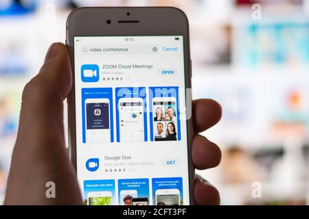 Guilherand-Granges, Frankreich - 14. April 2020. Frau hält iPhone mit App Store zeigt Zoom und Google Duo. App für Videokonferenzen, soziale Distanc Stockfoto