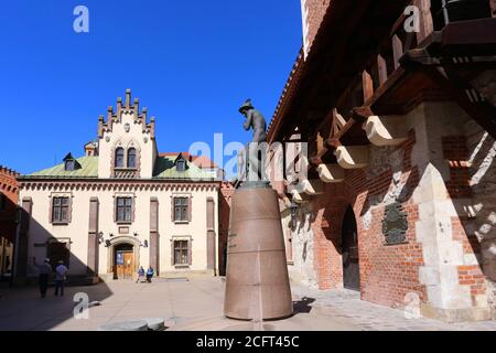 Krakau. Krakau. Polen.der Teil der mittelalterlichen Stadtmauer.Eingang zum alten Arsenal (rechts) mit Thorvaldsen Skulptur von Hermes davor und beleuchtet Stockfoto