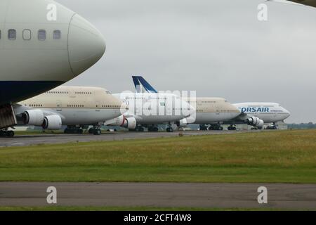 Eine Reihe von Jumbo-Jets vom Typ Boeing 747, die nicht mehr in Betrieb genommen wurden und am Cotswold Airport, Gloucestershire, Großbritannien, gelagert werden. Stockfoto