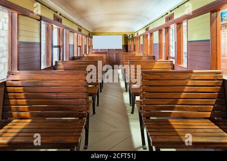 Alte Eisenbahnwaggon mit Holzbänken Stockfoto