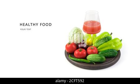 Frisches Gemüse und ein Glas frisch gepresster Saft auf weißem Hintergrund. Stockfoto