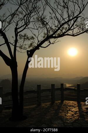 Mt Diecai in Guilin, Provinz Guangxi, China. Szene vom Gipfel des Mt Diecai umrahmt von einem Baum. Blick über Guilin und den Li Fluss. Stockfoto