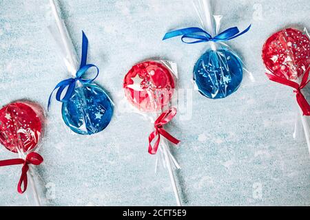 Gruppe von blauen und roten Lollipops isoliert auf blauem Hintergrund. Süßwaren Stockfoto