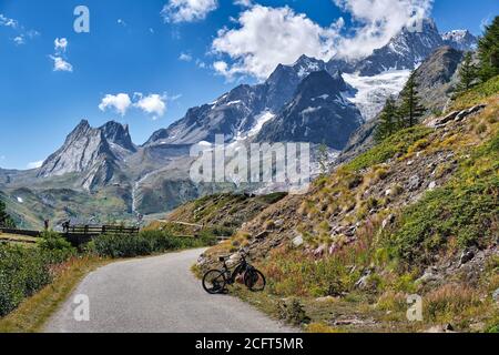 Panoramablick auf die italienischen Alpen vom Mont-Blanc-Massiv mit dem Vinschgau und dem Combal-See im Sommer, Courmayeur, Aosta, Italien Stockfoto
