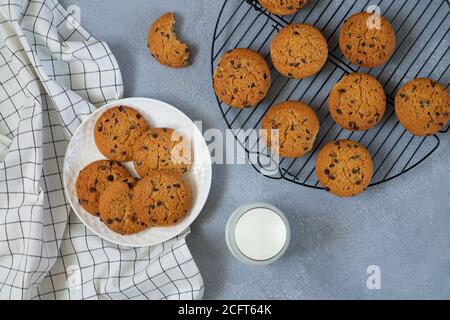 Frisch gebackene Schokoladenkekse und ein Glas Milch Blick von oben auf den Steintisch Stockfoto