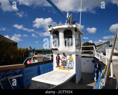 Ein kornisches Wappen auf einem Fischerboot im Hafen von Mullion, Cornwall. Stockfoto