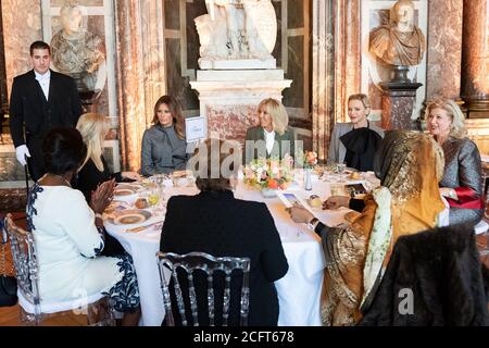 First Lady Melania Trump im Schloss von Versailles First Lady Melania Trump kommt im Schloss von Versailles für ein Ehegattenessen an und wird von Frau Brigitte Macron, Ehefrau des französischen Präsidenten Emmanuel Macron, in Versailles, Frankreich, am Sonntag, den 11. November 2018 begrüßt. Stockfoto