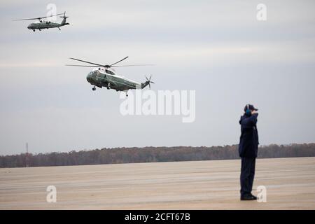 Präsident Donald J. Trump und First Lady Melania Trump kommen am Freitag, den 9. November 2018, in Maryland an der gemeinsamen Basis Andrews Air Force Base an und gehen an Bord der Air Force One. Präsident und Frau Trump sind unterwegs in Paris, Frankreich. (Offizielles Foto des Weißen Hauses von Shealah Craighead) Stockfoto