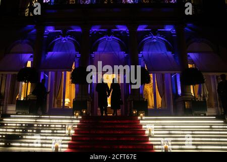 Präsident Donald J. Trump und First Lady Melania Trump treffen am Freitag, 9. November 2018, in Paris, Frankreich, in der Residenz des Botschafters ein. Stockfoto