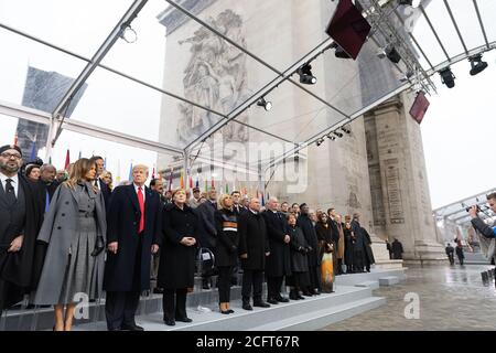 Präsident Donald J. Trump und First Lady Melania Trump nehmen an der Hundertjahrfeier des Waffenstillstandstages 1918 am Sonntag, den 11. November 2018, im Arc de Triomphe in Paris Teil. Stockfoto