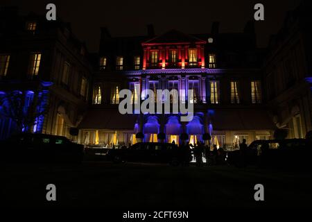 Präsident Donald J. Trump und First Lady Melania Trump treffen am Freitag, 9. November 2018, in Paris, Frankreich, in der Residenz des Botschafters ein. (Offizielles Foto des Weißen Hauses von Shealah Craighead) Stockfoto