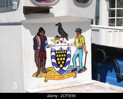 Ein kornisches Wappen auf einem Fischerboot im Hafen von Mullion, Cornwall. Stockfoto