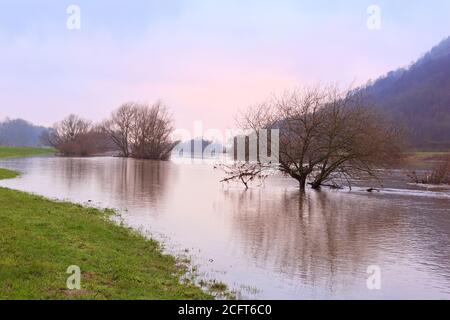 Hochwasser bei Porta Westfalica an der Weser im Nordwesten Deutschland Stockfoto