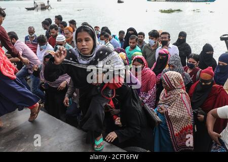 Dhaka, Bangladesch. September 2020. Während der Coronavirus-Pandemie kommen Kleidungsarbeiter sehr früh am Morgen zur Arbeit. Nach Angaben der Industriepolitik haben bereits über 20,000 Bekleidungsarbeiter in Bangladesch zum 22. Juni 2020 ihren Arbeitsplatz verloren. Die Menschen in der Bekleidungsindustrie sagen, dass die Zahl steigen wird, wenn die Besitzer aufgrund eines Mangels an Arbeitsaufträgen zurückgehen. Kredit: SOPA Images Limited/Alamy Live Nachrichten Stockfoto