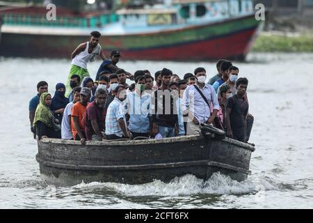 Dhaka, Bangladesch. September 2020. Bekleidungsarbeiter nutzen jeden Tag ein Boot, um während der Coronavirus-Pandemie zu arbeiten. Nach Angaben der Industriepolitik haben bereits über 20,000 Bekleidungsarbeiter in Bangladesch zum 22. Juni 2020 ihren Arbeitsplatz verloren. Die Menschen in der Bekleidungsindustrie sagen, dass die Zahl steigen wird, wenn die Besitzer aufgrund eines Mangels an Arbeitsaufträgen zurückgehen. Kredit: SOPA Images Limited/Alamy Live Nachrichten Stockfoto