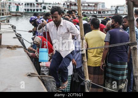 Dhaka, Bangladesch. September 2020. Bekleidungsarbeiter nutzen jeden Tag ein Boot, um während der Coronavirus-Pandemie zu arbeiten. Nach Angaben der Industriepolitik haben bereits über 20,000 Bekleidungsarbeiter in Bangladesch zum 22. Juni 2020 ihren Arbeitsplatz verloren. Die Menschen in der Bekleidungsindustrie sagen, dass die Zahl steigen wird, wenn die Besitzer aufgrund eines Mangels an Arbeitsaufträgen zurückgehen. Kredit: SOPA Images Limited/Alamy Live Nachrichten Stockfoto