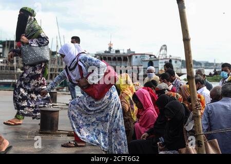 Dhaka, Bangladesch. September 2020. Während der Coronavirus-Pandemie kommen Kleidungsarbeiter sehr früh am Morgen zur Arbeit. Nach Angaben der Industriepolitik haben bereits über 20,000 Bekleidungsarbeiter in Bangladesch zum 22. Juni 2020 ihren Arbeitsplatz verloren. Die Menschen in der Bekleidungsindustrie sagen, dass die Zahl steigen wird, wenn die Besitzer aufgrund eines Mangels an Arbeitsaufträgen zurückgehen. Kredit: SOPA Images Limited/Alamy Live Nachrichten Stockfoto