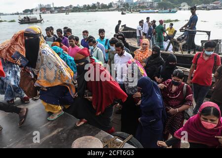 Dhaka, Bangladesch. September 2020. Bekleidungsarbeiter nutzen jeden Tag ein Boot, um während der Coronavirus-Pandemie zu arbeiten. Nach Angaben der Industriepolitik haben bereits über 20,000 Bekleidungsarbeiter in Bangladesch zum 22. Juni 2020 ihren Arbeitsplatz verloren. Die Menschen in der Bekleidungsindustrie sagen, dass die Zahl steigen wird, wenn die Besitzer aufgrund eines Mangels an Arbeitsaufträgen zurückgehen. Kredit: SOPA Images Limited/Alamy Live Nachrichten Stockfoto