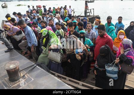 Dhaka, Bangladesch. September 2020. Bekleidungsarbeiter nutzen jeden Tag ein Boot, um während der Coronavirus-Pandemie zu arbeiten. Nach Angaben der Industriepolitik haben bereits über 20,000 Bekleidungsarbeiter in Bangladesch zum 22. Juni 2020 ihren Arbeitsplatz verloren. Die Menschen in der Bekleidungsindustrie sagen, dass die Zahl steigen wird, wenn die Besitzer aufgrund eines Mangels an Arbeitsaufträgen zurückgehen. Kredit: SOPA Images Limited/Alamy Live Nachrichten Stockfoto