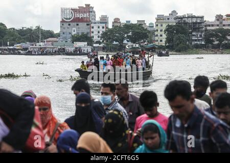 Dhaka, Bangladesch. September 2020. Bekleidungsarbeiter nutzen jeden Tag ein Boot, um während der Coronavirus-Pandemie zu arbeiten. Nach Angaben der Industriepolitik haben bereits über 20,000 Bekleidungsarbeiter in Bangladesch zum 22. Juni 2020 ihren Arbeitsplatz verloren. Die Menschen in der Bekleidungsindustrie sagen, dass die Zahl steigen wird, wenn die Besitzer aufgrund eines Mangels an Arbeitsaufträgen zurückgehen. Kredit: SOPA Images Limited/Alamy Live Nachrichten Stockfoto