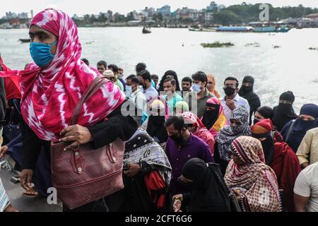 Dhaka, Bangladesch. September 2020. Während der Coronavirus-Pandemie kommen Kleidungsarbeiter sehr früh am Morgen zur Arbeit. Nach Angaben der Industriepolitik haben bereits über 20,000 Bekleidungsarbeiter in Bangladesch zum 22. Juni 2020 ihren Arbeitsplatz verloren. Die Menschen in der Bekleidungsindustrie sagen, dass die Zahl steigen wird, wenn die Besitzer aufgrund eines Mangels an Arbeitsaufträgen zurückgehen. Kredit: SOPA Images Limited/Alamy Live Nachrichten Stockfoto