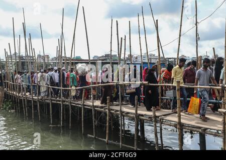 Dhaka, Bangladesch. September 2020. Während der Coronavirus-Pandemie kommen Kleidungsarbeiter sehr früh am Morgen zur Arbeit. Nach Angaben der Industriepolitik haben bereits über 20,000 Bekleidungsarbeiter in Bangladesch zum 22. Juni 2020 ihren Arbeitsplatz verloren. Die Menschen in der Bekleidungsindustrie sagen, dass die Zahl steigen wird, wenn die Besitzer aufgrund eines Mangels an Arbeitsaufträgen zurückgehen. Kredit: SOPA Images Limited/Alamy Live Nachrichten Stockfoto