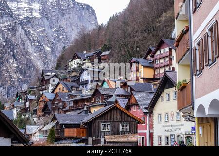 Hallstatt, Österreich - 4. März 2017: Blick auf die traditionellen Alten Häuser, Hallstatt, Oberösterreich Stockfoto