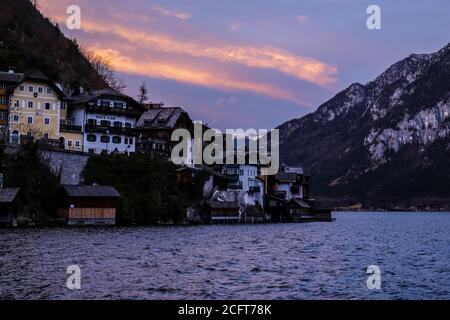 Hallstatt, Österreich - 4. März 2017: Blick auf Hallstatt bei Sonnenuntergang Stockfoto