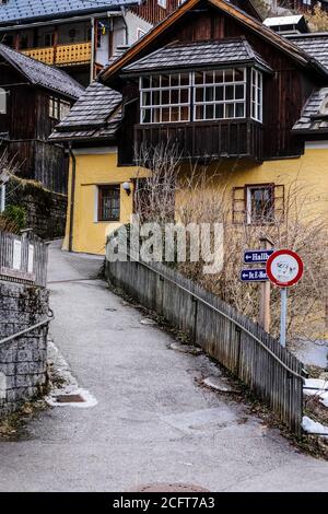 Hallstatt, Österreich - 4. März 2017: Ansicht der traditionellen Häuser in Hallstatt, Oberösterreich Stockfoto