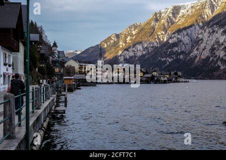 Hallstatt, Österreich - 4. März 2017: Ansicht von Touristen Sehenswürdigkeiten und traditionelle Häuser in Hallstatt, Oberösterreich Stockfoto