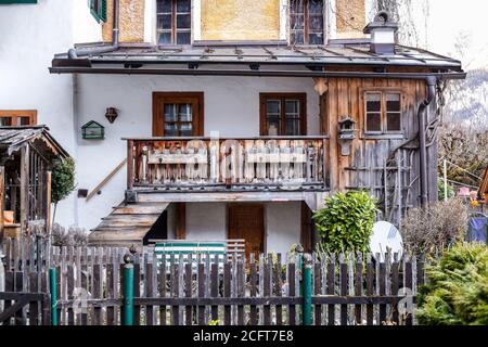 Hallstatt, Österreich - 4. März 2017: Blick auf ein traditionelles altes Haus in Hallstatt, Oberösterreich Stockfoto