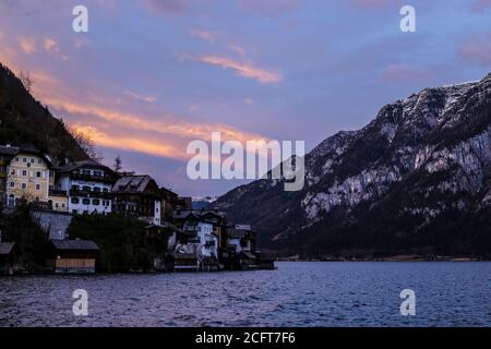 Hallstatt, Österreich - 4. März 2017: Blick auf Hallstatt bei Sonnenuntergang Stockfoto