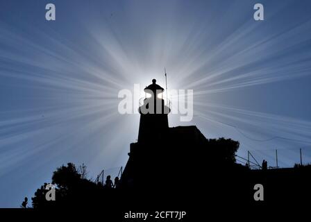 Sonnenstrahlen durch die alten Leuchtturmfenster Stockfoto