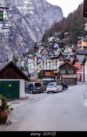 Hallstatt, Österreich - 4. März 2017: Blick auf die traditionellen Alten Häuser, Hallstatt, Oberösterreich Stockfoto