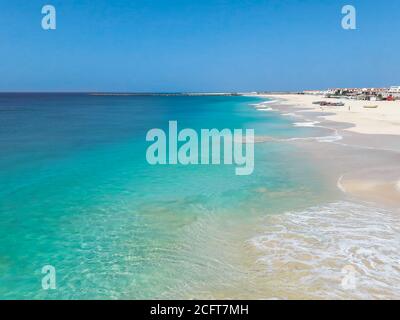 Die Ruhe des weißen Strandes von Vila do Maio Und das transparente Meerwasser Stockfoto