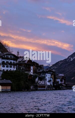 Hallstatt, Österreich - 4. März 2017: Blick auf Hallstatt bei Sonnenuntergang Stockfoto