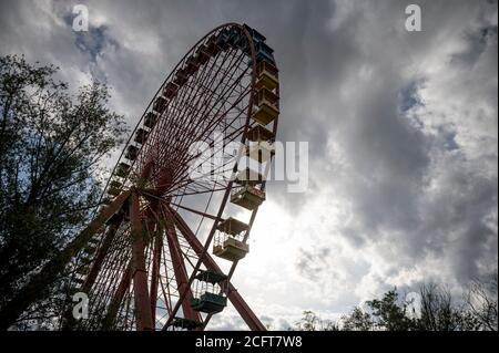 Berlin, Deutschland. September 2020. Das Riesenrad im Spreepark in Plänterwald. Das Land Berlin hat 2014 den Pachtpachtplatz für den Spreepark zurückgekauft und will dort den verwaisten Spreepark wieder beleben. (Zu 'Magical Place' - erster Testlauf im Berliner Spreepark') Quelle: Fabian Sommer/dpa/Alamy Live News Stockfoto