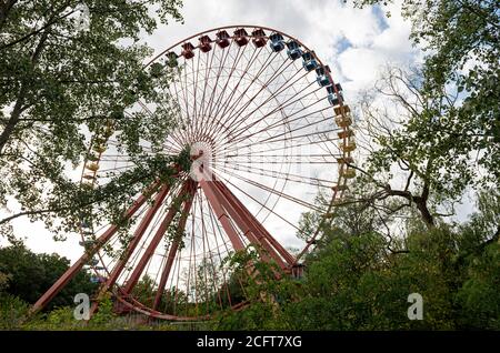 Berlin, Deutschland. September 2020. Das Riesenrad im Spreepark in Plänterwald. Das Land Berlin hat 2014 den Pachtpachtplatz für den Spreepark zurückgekauft und will dort den verwaisten Spreepark wieder beleben. (Zu 'Magical Place' - erster Testlauf im Berliner Spreepark') Quelle: Fabian Sommer/dpa/Alamy Live News Stockfoto