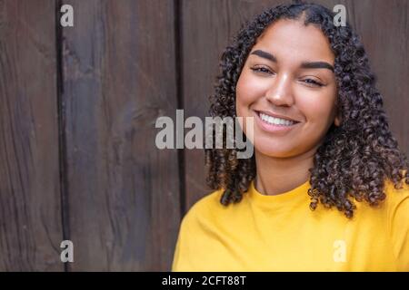 Glückliches Porträt einer schwarzen Mischrasse biracial Afroamerikaner Weibliche junge Frau Mädchen Teenager Teenager außerhalb lächelnd mit perfekt Zähne Stockfoto