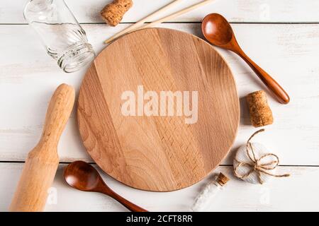 Umweltfreundliche recycelte Küchenaccessoires - biologisch abbaubare Holzutensilien. Zero Waste Konzept. Für Text platzieren Stockfoto