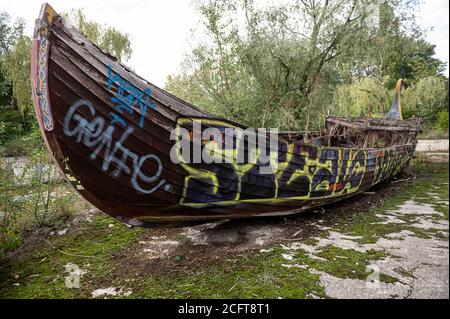 Berlin, Deutschland. September 2020. Das zerbrochene Kulturschiff im Spreepark in Plänterwald. 2014 kaufte das Land Berlin das vererbbare Gebäude direkt für den Spreepark zurück und will dort den verwaisten Spreepark wieder beleben.Quelle: Fabian Sommer/dpa/Alamy Live News Stockfoto